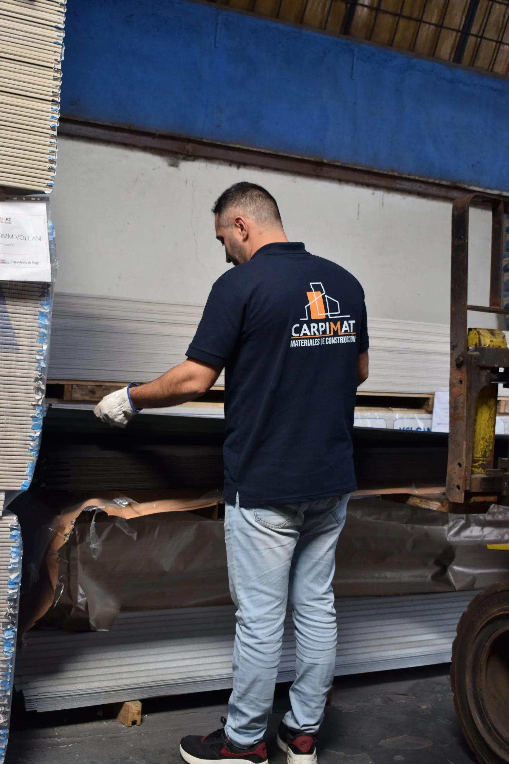 Equipo de Carpimat trabajando en la bodega